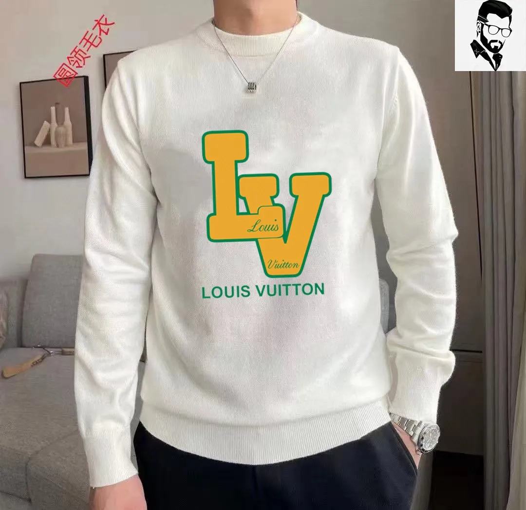 🅿️240 【LV Louis Vuitton】Autumn and winter classic round neck pullover sweater, in full condition! ! ! Wool blended fabric, the latest model in 2025, golden ratio! ! Slim-fitting soft gold, versatile and practical item, the combination and practicality are extremely powerful, simple and elegant, and classy! To create your own style, it is highly recommended to buy it in two colors. The standard slim fit tailoring process is suitable for both young and old men. It is knitted from wool and will not cause any discomfort! While keeping warm, it is stylish, textured and wearable, and the classic logo with contrasting colors on the chest feels in place! ! Recommended for regular customers! ! Size M-3XL (maximum wear: 190 pounds)